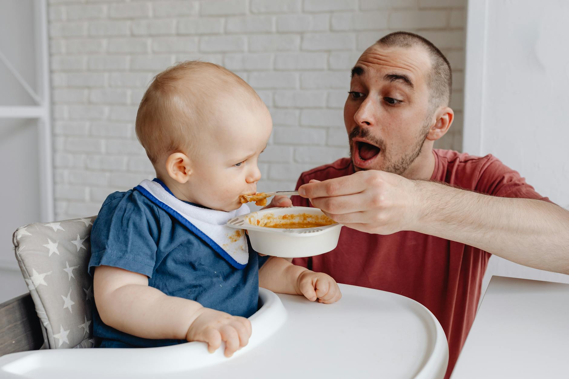 When to Introduce Food Signs to Your Baby