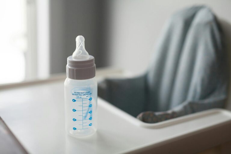How Do You Teach the Milk Sign to a Baby - Featured image