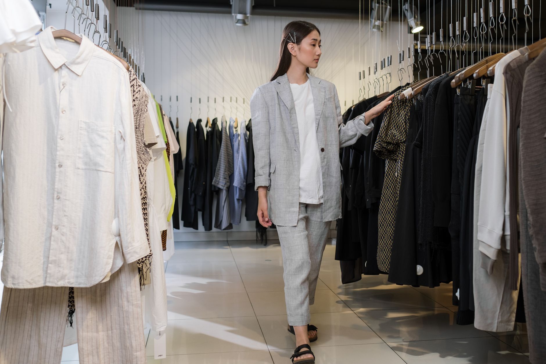 Common Retail Scenarios Where ASL Signs Make a Difference