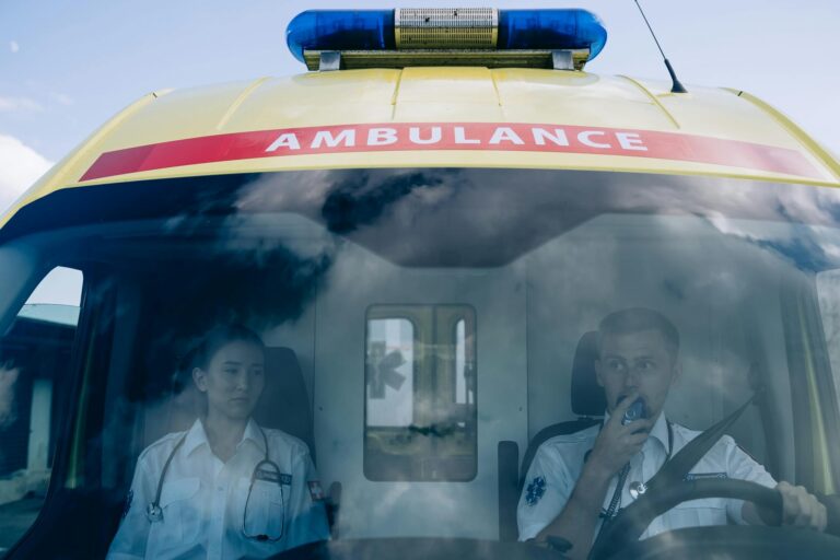 How Do Deaf Drivers Know When an Emergency Vehicle Is Behind Them - Featured image