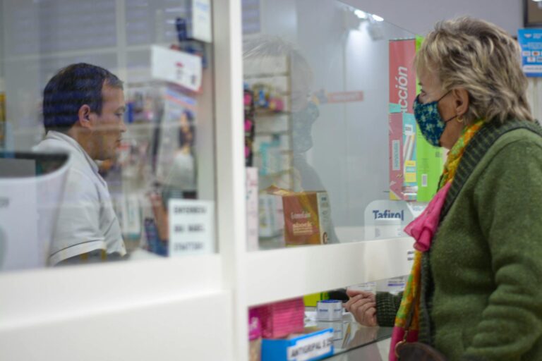 How to Communicate With Deaf Customers in Pharmacies Settings - Featured image