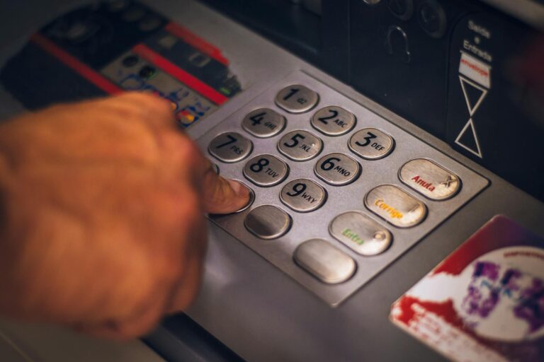 How to Communicate With Deaf Customers in Banks Settings - Featured image