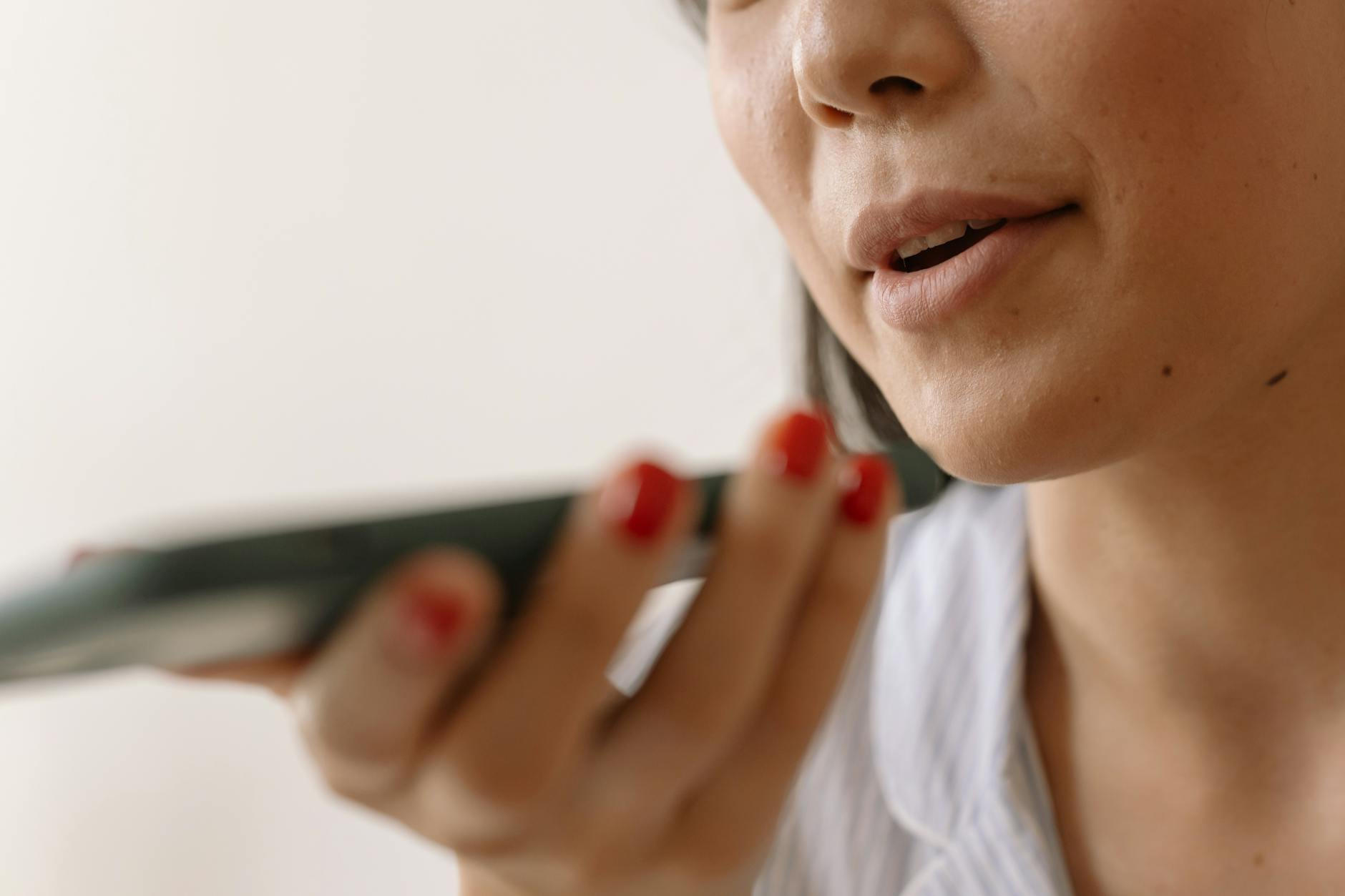 What Communication Methods Do Deaf People Use in Therapy Without an Interpreter?