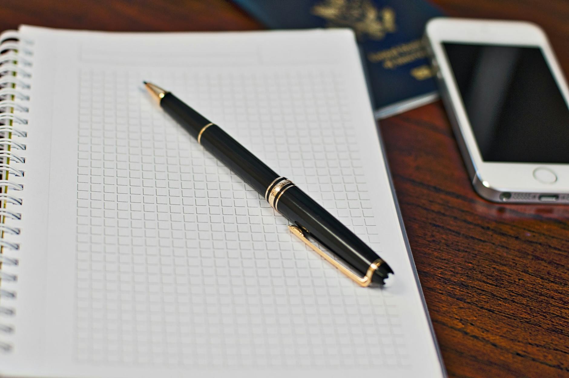 What Communication Tools Do Deaf People Use in Legal Settings Without an Interpreter?