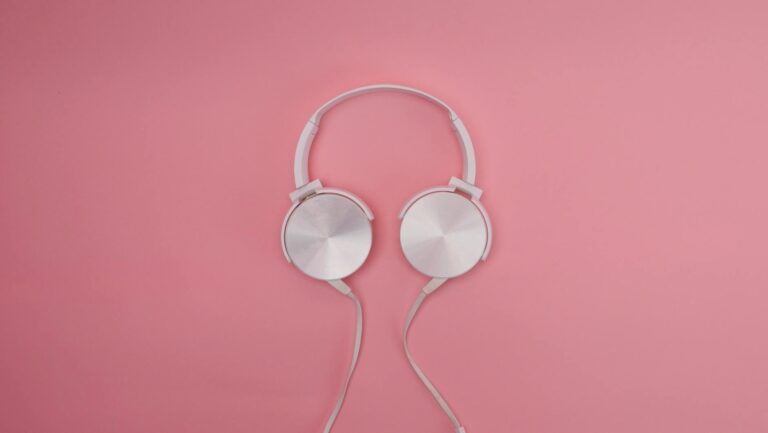 What Is the Controversy Over Cochlear Implants in Deaf Education - Featured image