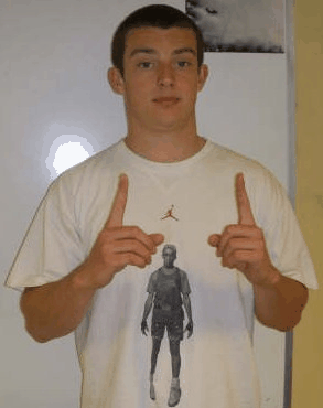 Animated ASL sign for go, step 1: both index fingers pointing up in front of the body