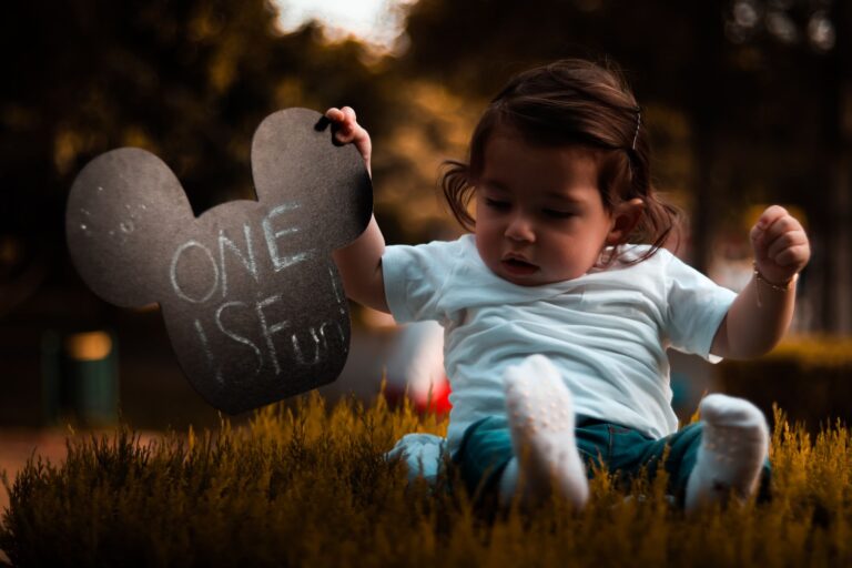 Baby Sign Language Guide: How Parents Can Teach It Step by Step - Featured image